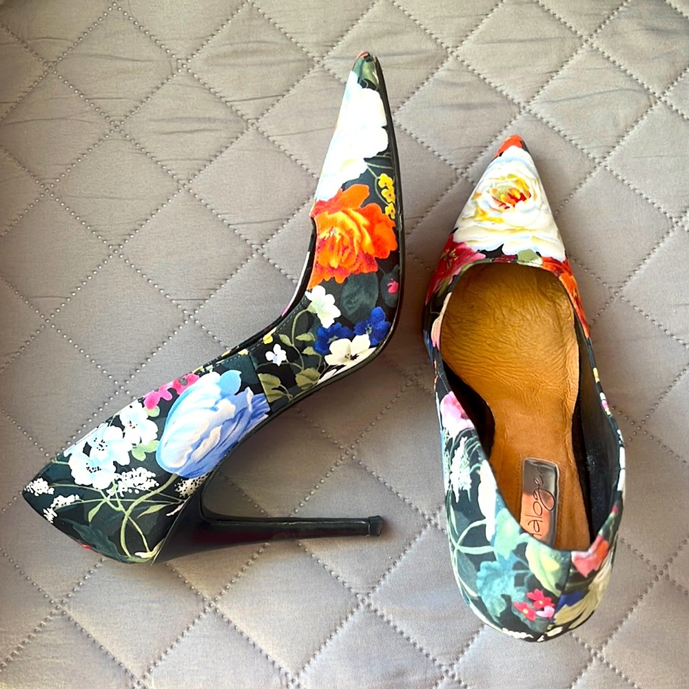 Halogen Flowered Pump Size 8.5